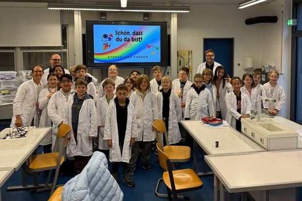 Wiedersehen im Labor: Die 4b der Grundschule Ratekau entdeckt „Farben und Stoffe“