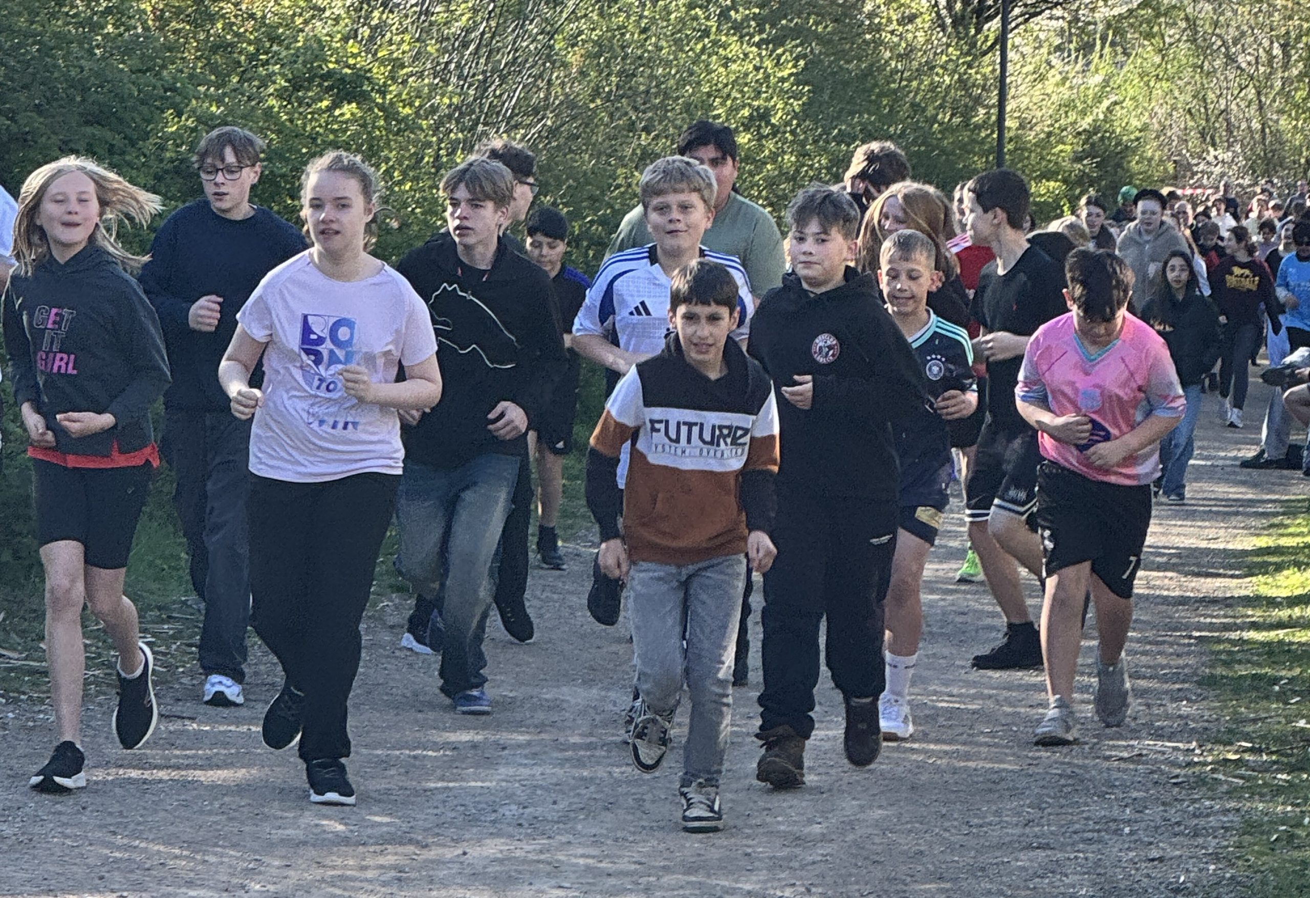 Sponsorenlauf bei strahlendem Sonnenschein – Bewegung für den guten Zweck!