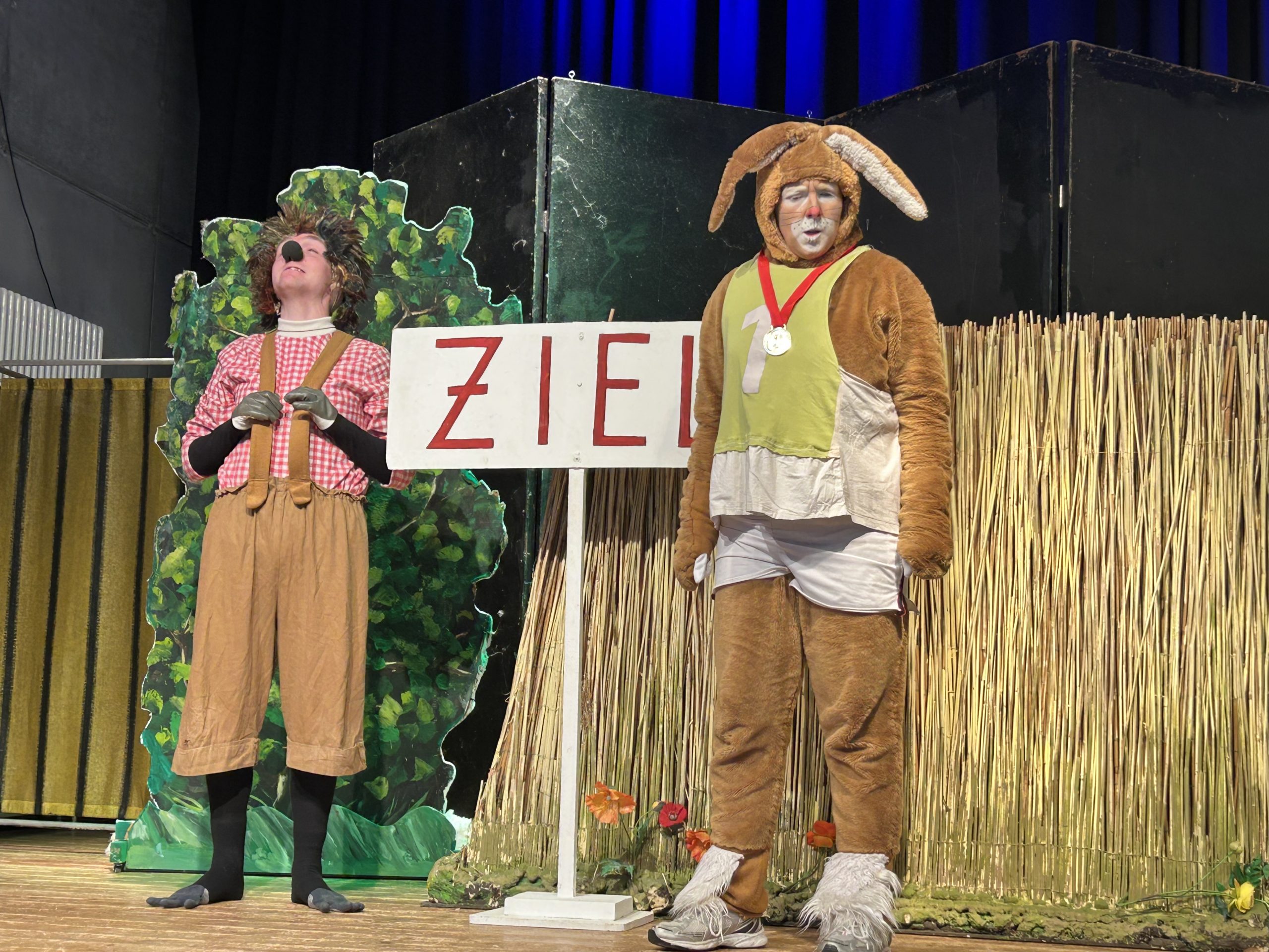 Theater in der Schule: „Der Hase und der Igel“ begeistert den fünften Jahrgang